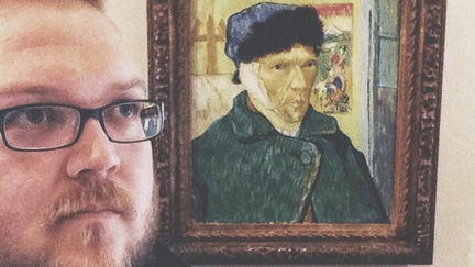 Un selfie &agrave; c&ocirc;t&eacute; d'un tableau de Van Gogh, &agrave; la Courtauld Gallery, &agrave; Londres. L'auteur qualifie Van Gogh de "ma&icirc;tre du selfie". (JOEY HERRING)