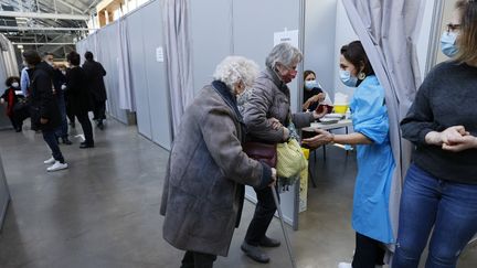 Covid-19 : des soignants se déplacent à domicile pour vacciner les personnes isolées de plus de 75 ans