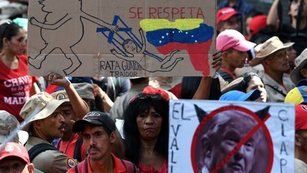 Plusieurs milliers de personnes ont défilé samedi 27 avril 2019 à Caracas, pour "fêter" la sortie du Venezuela de l'OEA. (YURI CORTEZ / AFP)