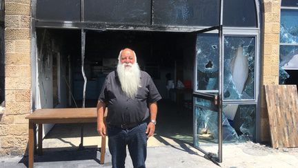 Le restaurant Uri Buri, symbole de la coexistence, où travaillent en harmonie juifs et arabes, a été incendié à Acre, ville mixte, pendant les émeutes. Uri son propriétaire s’est juré de tout reconstruire. (FARIDA NOUAR / RADIO FRANCE)