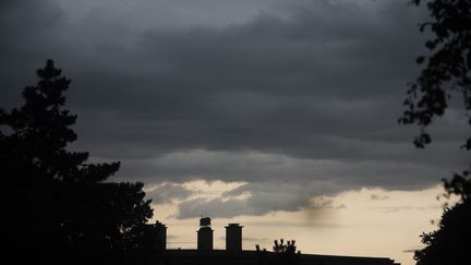 Des nuages orageux, le 18 juin 2023, au Plessis Robinson (Hauts-de-Seine). (MAGALI COHEN / HANS LUCAS / AFP)