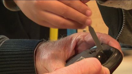 Une association se rend dans une école pour apprendre aux enfants à réparer des jouets. L'occasion pour Valérie Heurtel de présenter le mécénat de compétences au JT de 13 heures. (France 2)