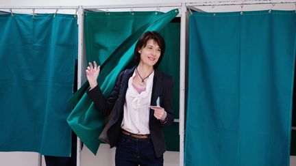 La candidate du Front national &agrave; Tarascon (Bouches-du-Rh&ocirc;ne), Val&eacute;rie Laupies, sort de l'isoloir, le 23 mars 2014. Elle est arriv&eacute;e en t&ecirc;te du premier tour. (BERTRAND LANGLOIS / AFP)