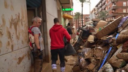 Lundi 4 novembre, plusieurs jours après les inondations meurtrières en Espagne, la boue recouvre les rues et le risque de maladies et d'infections augmente pour les habitants.