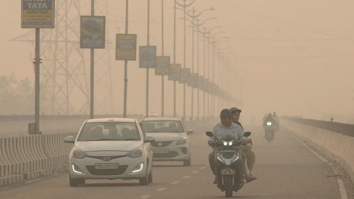 Des véhicules empruntent une voie rapide à Amritsar (Inde) le lundi 6 novembre. (NARINDER NANU / AFP)