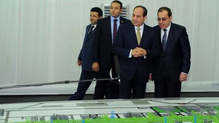 Le président égyptien Abdel Fattah al-Sisi (au centre) et le ministre du Pétrole Tarek al-Molla (à droite) examinant des maquettes d'installations d'extraction de gaz naturel lors de l'inauguration du gisement de gaz Zohr, dans la ville de Port-Saïd, le 31 janvier 2018.  (Document/PRESIDENCE EGYPTIENNE/AFP)