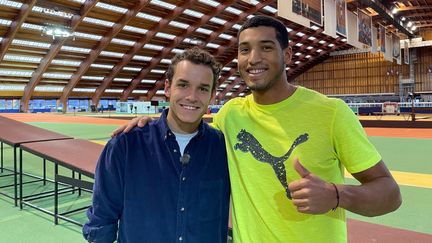 Erwan Konaté a accueilli Théo sous la grande halle de l'Insep, à Vincennes, où il s'entraine depuis déjà deux ans. (FABRICE RIGOBERT / FRANCEINFO)