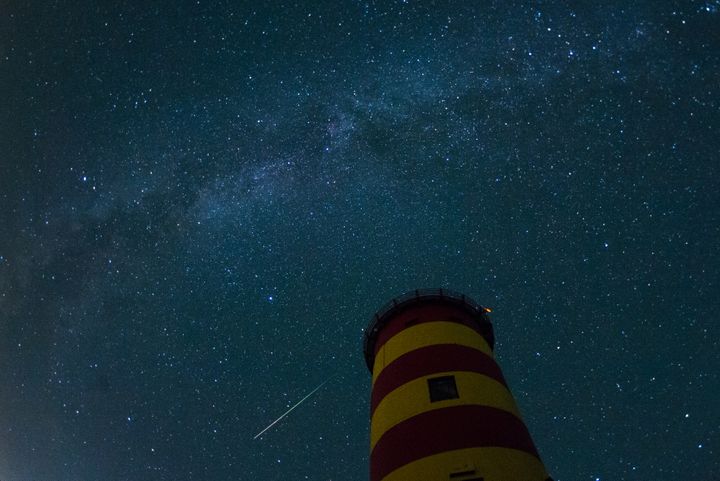 Une étoile filante dans le ciel de Pislum, dans le nord-ouest de l'Allemagne, le 13 août 2015. (MATTHIAS BALK / DPA /AFP)