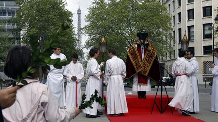 Une messe est c&eacute;l&eacute;br&eacute;e dans la rue, en plein Paris, pour le Dimanche des Rameaux, le 13 avril 2014. (LUDOVIC MARIN / AFP)