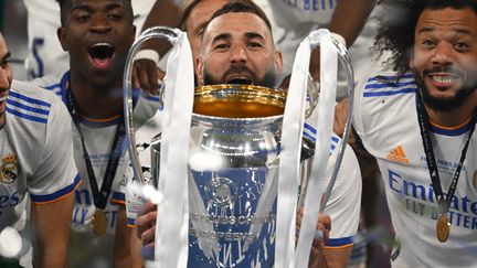 Karim Benzema soulève le trophée de la Ligue des champions, le 28 mai 2022 au Stade de France (Saint-Denis). (PAUL ELLIS / AFP)