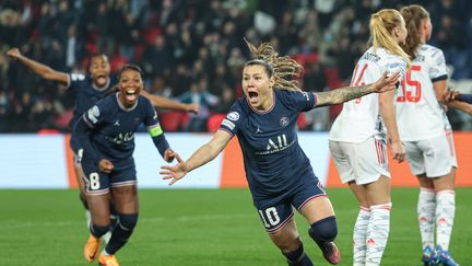 La joie de&nbsp;Ramona Bachmann et des Parisiennes, qualifiées pour les demi-finales de Ligue des champions, mercredi 30 mars 2022. (THOMAS SAMSON / AFP)