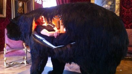 L'artiste Abraham Poincheval, dans son ours factice install&eacute; au mus&eacute;e de la Chasse, &agrave; Paris. (PIERRE-YVES SALIQUE / FRANCE 3)