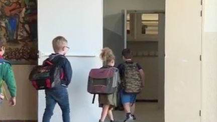 Mardi 12 mai, les écoles maternelles et primaires ont pu rouvrir. C’est un retour en classe après 55 jours à la maison pour un million d’élèves. (FRANCE 3)