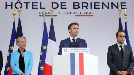 Emmanuel Macron fait un discours au ministère de la Défense à Paris, le 13 juillet 2023. (TERESA SUAREZ / AFP)