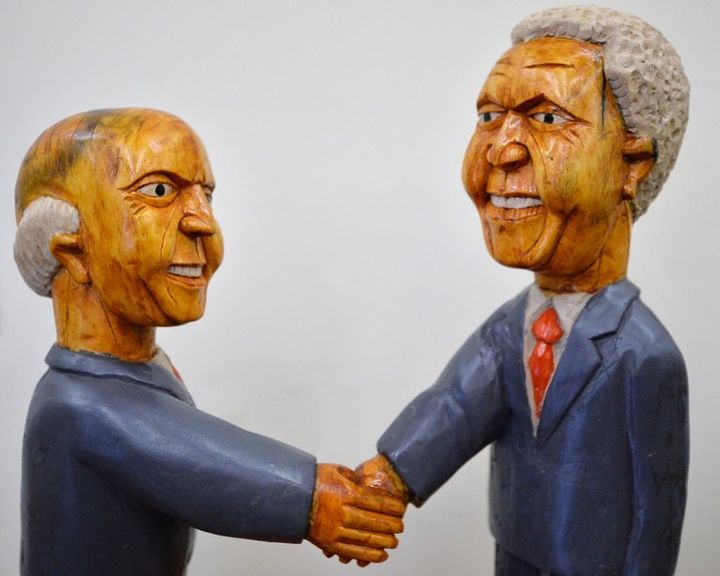 "Mandela and De Klerk Shaking Hands'", oeuvre de l’artiste sud-africain Richard Chauke 
 (BEN STANSALL / AFP)