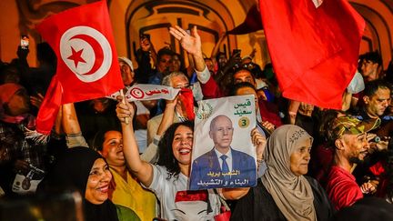 Des partisans de Kaïs Saïed célèbrent la victoire de leur candidat à la présidentielle, dans les rues de Tunis (Tunisie), le 6 octobre 2024. (YASSINE GAIDI / ANADOLU / AFP)