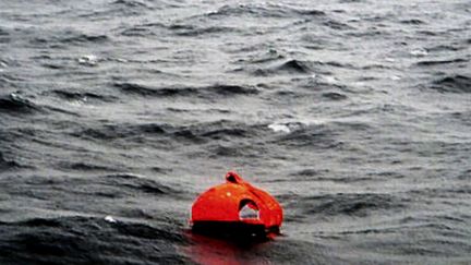 Le sinistre a fait un mort, un passager grec, qui a gliss&eacute; au moment d'embarquer sur une chaloupe. Ici, la photo montre un canot de sauvetage gonflable, non loin du ferry en perdition. (SKAI TV / REUTERS)