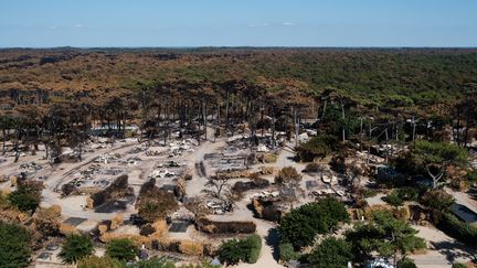 Un camping détruit par les flammes au pied de la dune du Pilat, en Gironde, le 27 juillet 2022. (VALENTINO BELLONI / HANS LUCAS / AFP)