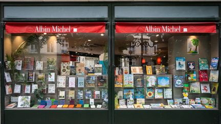 Vitrine de la librairie Albin Michel, dans le 7e arrondissement de Paris.&nbsp; (RICCARDO MILANI / HANS LUCAS / AFP)