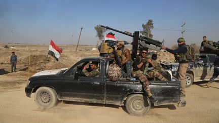 Des membres des forces irakiennes avancent vers les positions du groupe Etat islamique à Mossoul (Irak), le 24 février 2017. (HEMN BABAN / AFP)