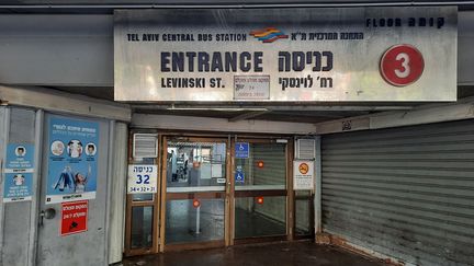 L'entrée de la gare routière de Tel Aviv, en Israël, jeudi 2 décembre 2021. (FREDERIC METEZEAU / RADIO FRANCE)