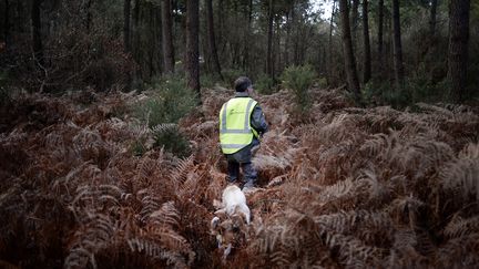 Un chasseur et son chien à La Chapelle-Glain (Loire Atlantique), le 14 février 2015. (Photo d'illustration) (JEAN-SEBASTIEN EVRARD / AFP)