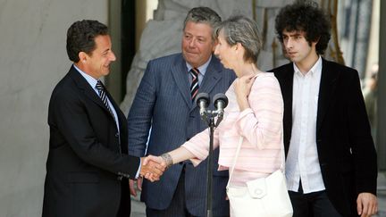 Nicolas Sarkozy et la veuve du juge Borrel, Elisabeth Borrel, au palais de l'Elys&eacute;e, &agrave; Paris, le 16 juin 2007. (OLIVIER LABAN-MATTEI / AFP)