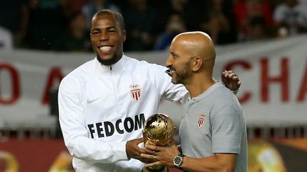 Lors du&nbsp;match contre l'Olympique de Marseille, le joueur monégasque Djibril Sidibé, titré avec les Bleus, a présenté la Coupe du monde au stade Louis II dimanche 2 septembre. (SEBASTIEN BOTELLA / MAXPPP)