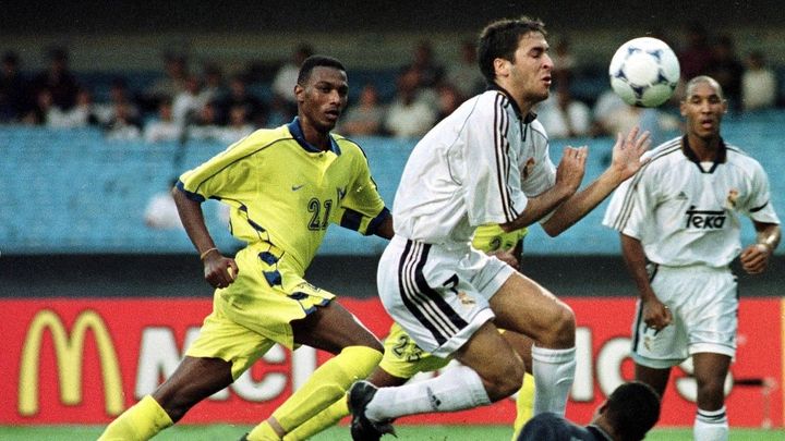 Les Madrilènes Raúl (au centre) et Nicolas Anelka (à droite) face à Al-Nassr lors de la Coupe du monde des clubs, le 5 janvier 2000. (MARIE HIPPENMEYER / AFP)