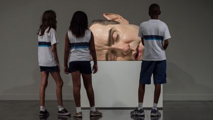 "Mask II", autoportrait ensommeillé de Ron Mueck, exposé au Musée d'Art Moderne de Rio de Janeiro (19 mars 2014)
 (Yasuyoshi Chiba / AFP)