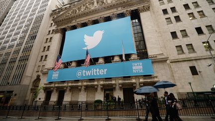 Le logo de Twitter sur la fa&ccedil;ade de la Bourse de New York (Etats-Unis), le 7 novembre 2013. (EMMANUEL DUNAND / AFP)