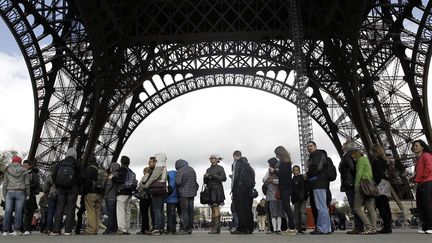 Les visiteurs font la queue au pied de la Tour Eiffel
 (Kenzo Tribouillard / AFP)