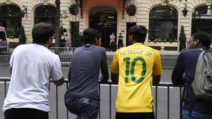 Des supporteurs du PSG devant l'hôtel Royal Monceau où s'éjourne le joueur Neymar, le 4 août 2017, à Paris. (BERTRAND GUAY / AFP)