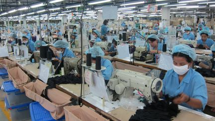 Des ouvrières fabriquent des soutiens-gorge dans une usine en Thaïlande, le 6 décembre 2011. (SOUTH CHINA MORNING POST / GETTY IMAGES)