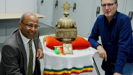 Sirak Asfaw et Arthur Brand&nbsp;posent avec la couronne éthiopienne d'une valeur inestimable, datant du 18e siècle, aux pays-Bas (JAN HENNOP / AFP)