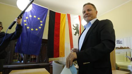 Georg Pazderski, le chef de file&nbsp;du parti de droite populiste AfD aux élections régionales à Berlin (Allemagne) dans un bureau de vote le 18 septembre 2016. (? FABRIZIO BENSCH / REUTERS / X90145)