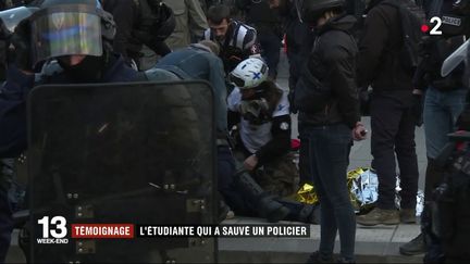 Sophie, une étudiante en dentaire street medic, en train de porter secours à un policier victime d'un malaise cardiaque en marge de la manifestation des "gilets jaunes", samedi 23 mars à Paris. (FRANCE 2)