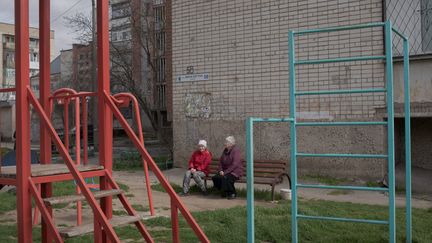 Des habitantes de Kherson (Ukraine) discutent dans un square de la ville, le 1er avril 2023. (MATHIEU DREUJOU / FRANCE TELEVISIONS)