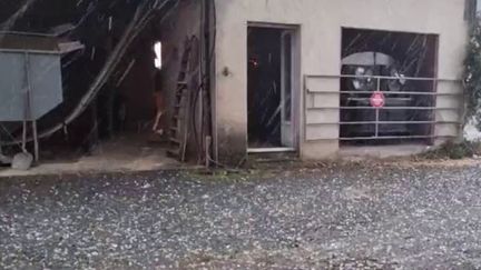 Dans la soirée du vendredi 20 mai, l'alerte orage, pluie et rafales de vent placée par Météo France dans 17 départements a été rétrogradée d'orange à jaune. En Mayenne et dans la Sarthe, les habitants ont fait face à des pluies de grêlons. &nbsp; (FRANCEINFO)