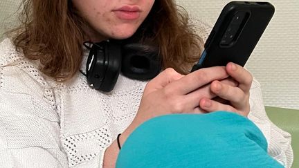 Maële a fait plusieurs tentatives de suicide, "encouragée" selon elle par les vidéos reçues sur TikTok (FRANCEINFO / RADIO FRANCE)