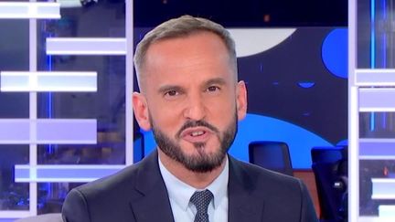 Le JT du 23h du lundi 3 juillet présenté par Jean-Christophe Galeazzi sur franceinfo est consultable en ligne en replay pour voir et revoir ce journal télévisé qui décrypte l'actualité. Retrouvez les dernières infos de la semaine, l'Eurozapping, les grands reportages, les interviews et les explications de la rédaction sur toute l’actualité nationale et internationale. (FRANCEINFO)