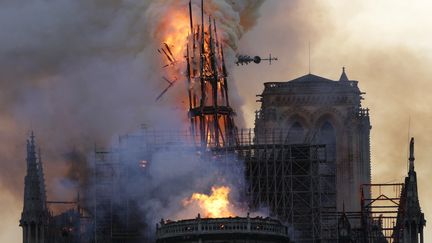 Le 15 avril 2019, lors de l'incendie de Notre-Dame de Paris, lorsque la flèche de la cathédrale cède et tombe sous l'assaut des flammes. (GEOFFROY VAN DER HASSELT / AFP)