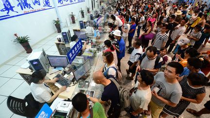 Des centaines de passagers ont fait la queue à la gare de Liuzhou, dans la province du Guangxi, pour se faire rembourser leurs billets après l'annulation de plusieurs trains à cause du typhon. (CHINE NOUVELLE / SIPA / XINHUA)