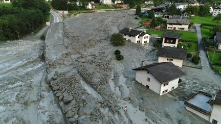 Une vue aérienne du village suisse de Bondo, jeudi 24 août 2017, après la coulée de boue qui a ravagé le site. (LOCALTEAM / AFP)