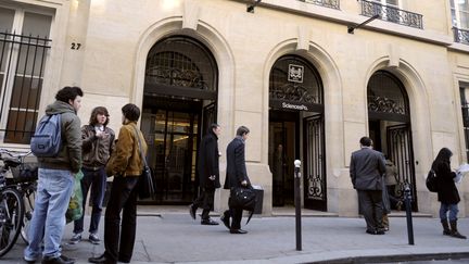 Des &eacute;tudiants devant l'entr&eacute;e de l'Institut d'&eacute;tudes politiques de Paris, le 15 janvier 2009. (FRANCK FIFE / AFP)