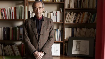 Robert Badinter dans son bureau devant sa bibliothèque, le 27 février 2006. (CATHERINE GUGELMANN / AFP)