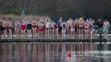 Hyde Park, Londres,&nbsp;le 25 d&eacute;cembre 2013 , la tradition pour les membres du Serpentine Swimming Club lors d'une course dans l'eau glac&eacute;e &nbsp;du lac. (MAXPPP)