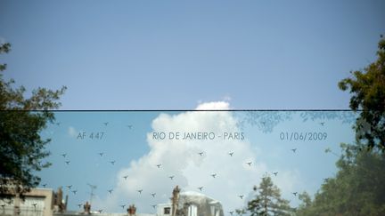 Une stèle funéraire en hommage aux victimes du crash du vol Rio-Paris, au cimétière du Père Lachaise, en 2010. (BERTRAND LANGLOIS / AFP)