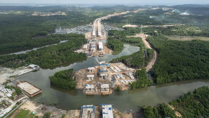 Une portion d'autoroute en construction en direction de Nusantara, à Balikpapan (Indonésie), le 12 juillet 2024. (AFP)