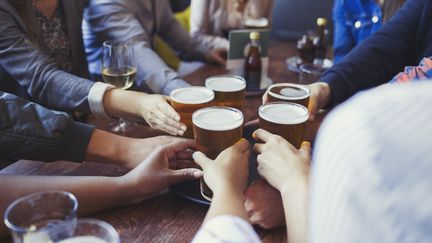 Aucune catégorie&nbsp;socioprofessionnelle n'est à l'abri face aux risques liés à une consommation excessive d'alcool, selon une étude présentée le jeudi 17 mai. (CAIAIMAGE / PAUL BRADBURY / GETTY IMAGES)